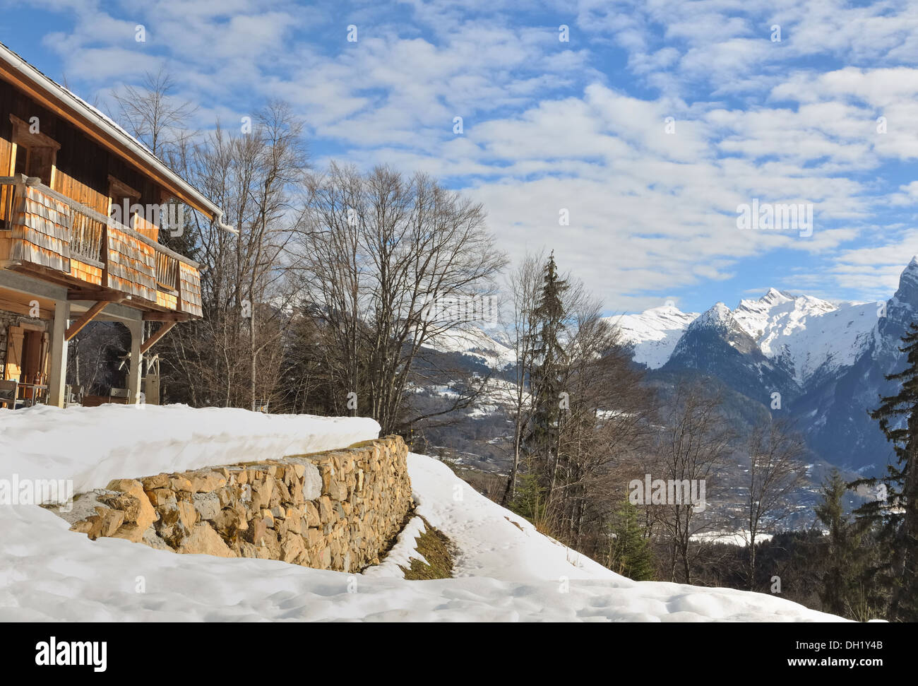 Chalet alpin avec vue sur la montagne Banque D'Images