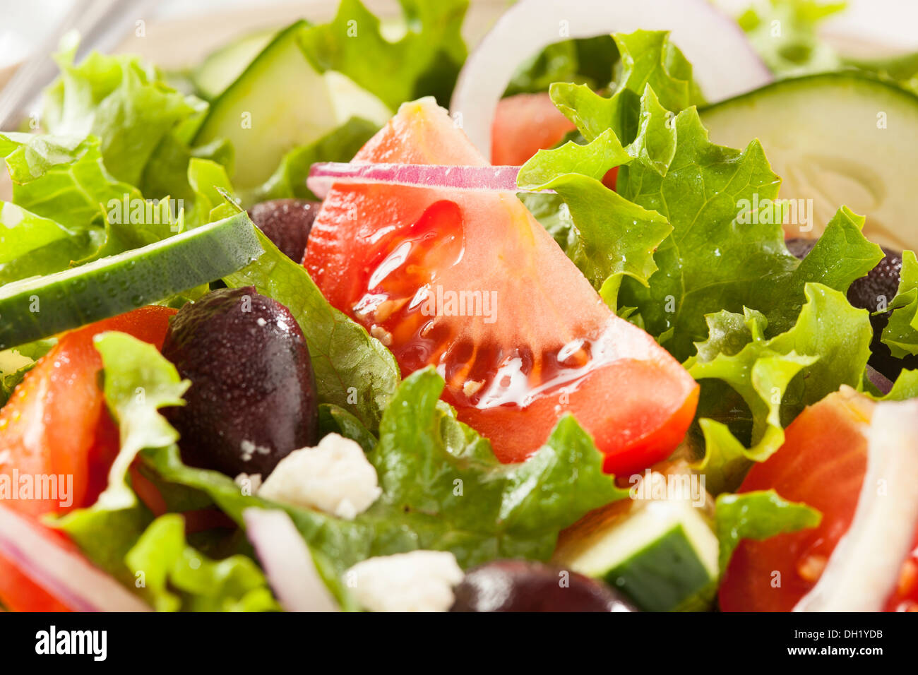 Salade grecque Bio faits maison avec de la tomate, les olives et le fromage féta Banque D'Images