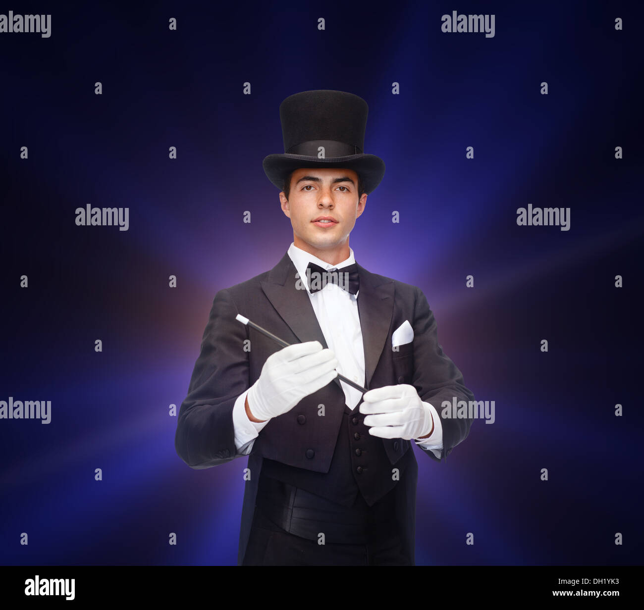 Magicien dans top hat avec Magic wand montrant trick Banque D'Images