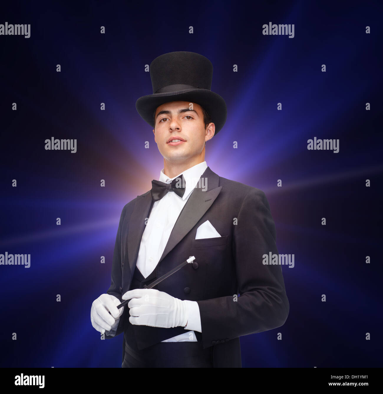Magicien dans top hat avec Magic wand montrant trick Banque D'Images