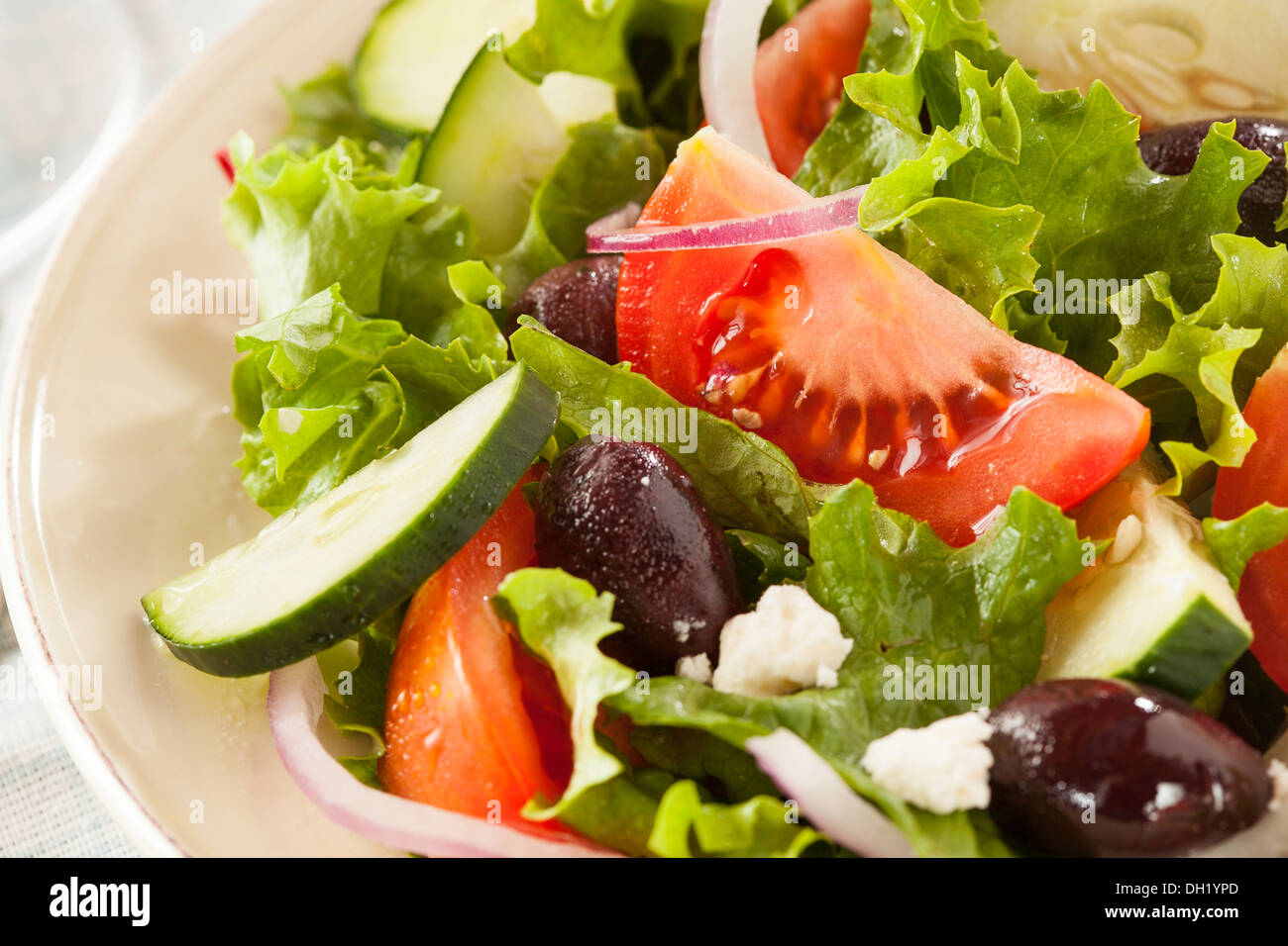 Salade grecque Bio faits maison avec de la tomate, les olives et le fromage féta Banque D'Images
