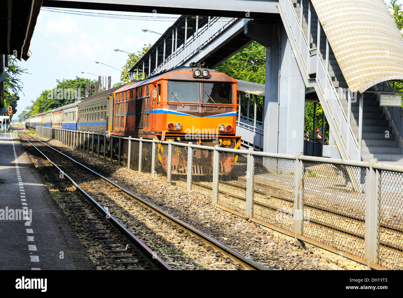 Orange Rouge train, locomotive diesel, sur plate-forme de la gare de Bangkok Thaïlande Banque D'Images
