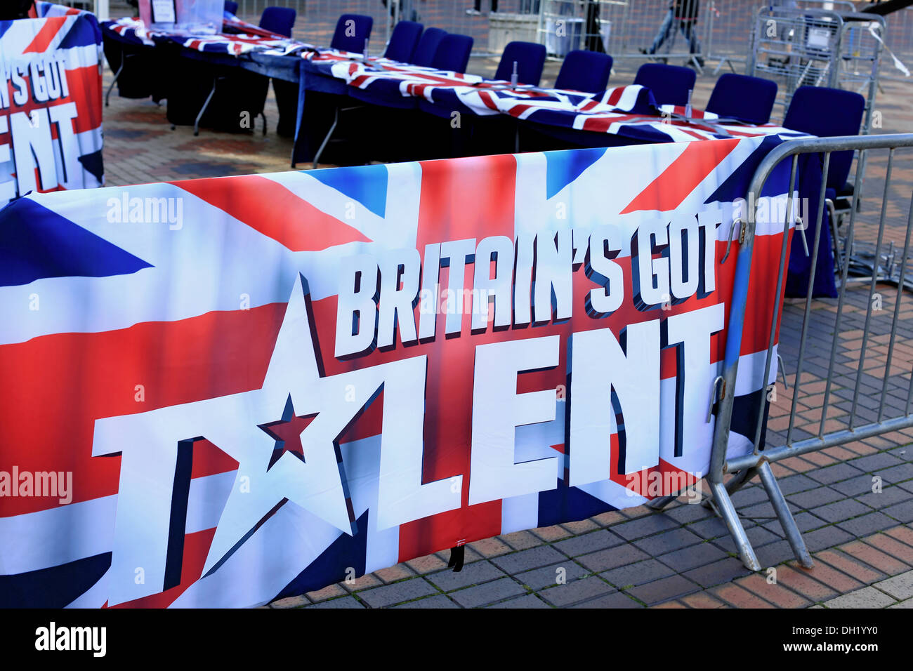 Britain's Got Talent banner et les juges présidents prêt pour les artistes de talent à effectuer à des auditions pour l'émission de télévision Banque D'Images