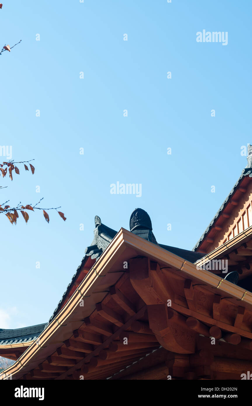 Le toit détail d'un temple en bois en Corée du Sud. Banque D'Images