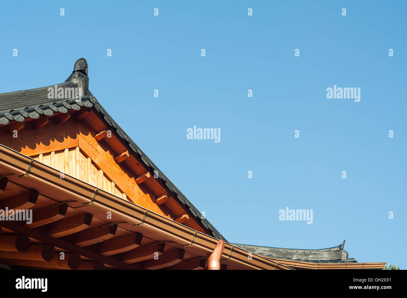 Le toit détail d'un temple en bois en Corée du Sud. Banque D'Images