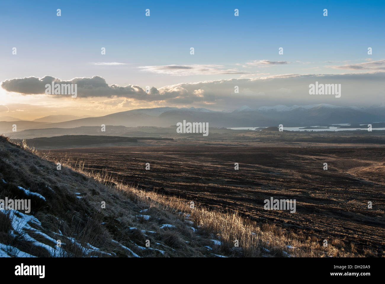 Voir à la direction nord-ouest vers le Loch Lomond du Whangie, un rock bizarre-fonctionnalité dans les collines Kilpatrick, Ecosse Banque D'Images