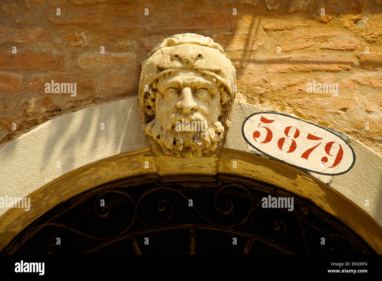 Plus de visage sculptural porte, Venise, Italie Banque D'Images