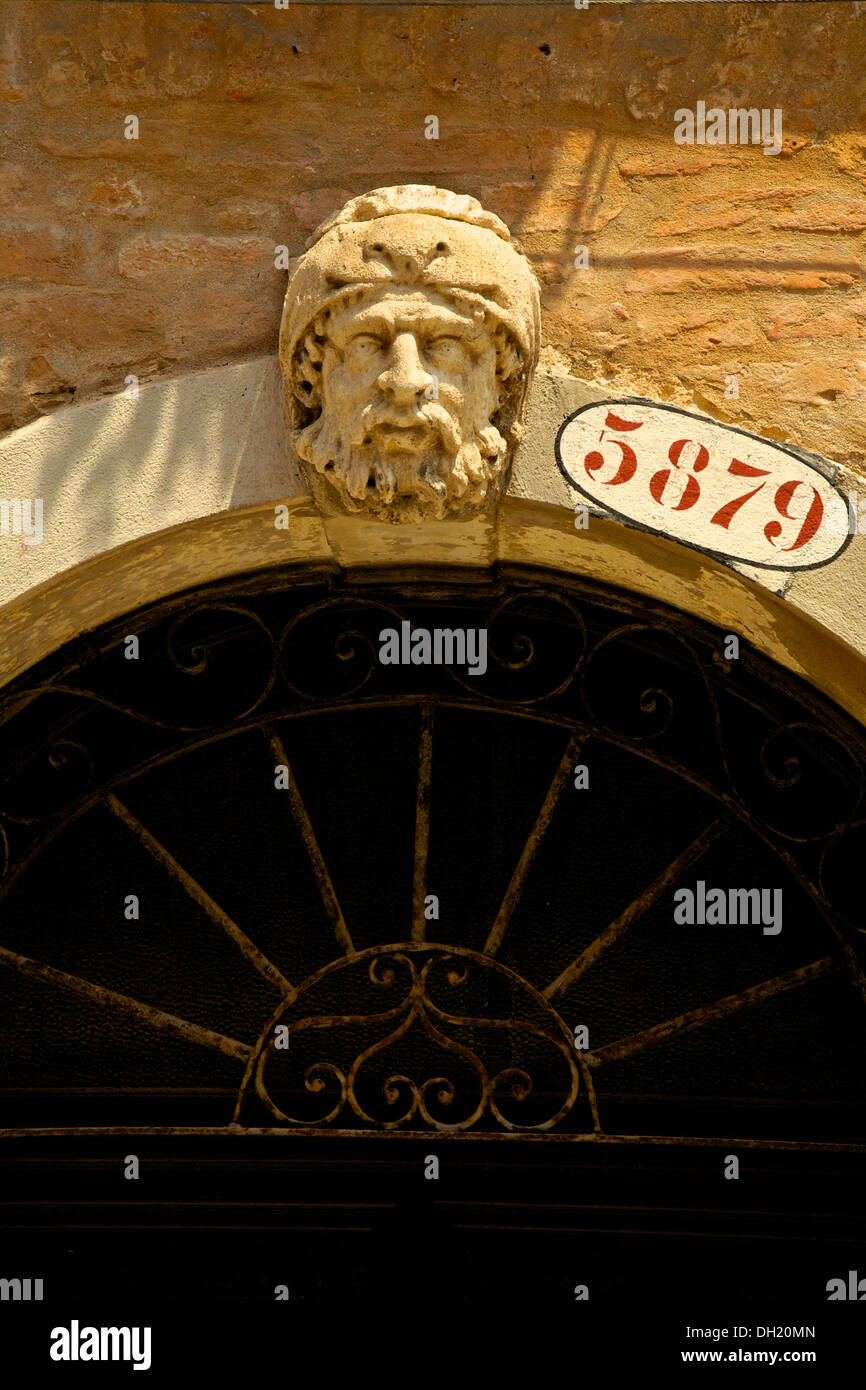 Plus de visage sculptural porte, Venise, Italie Banque D'Images
