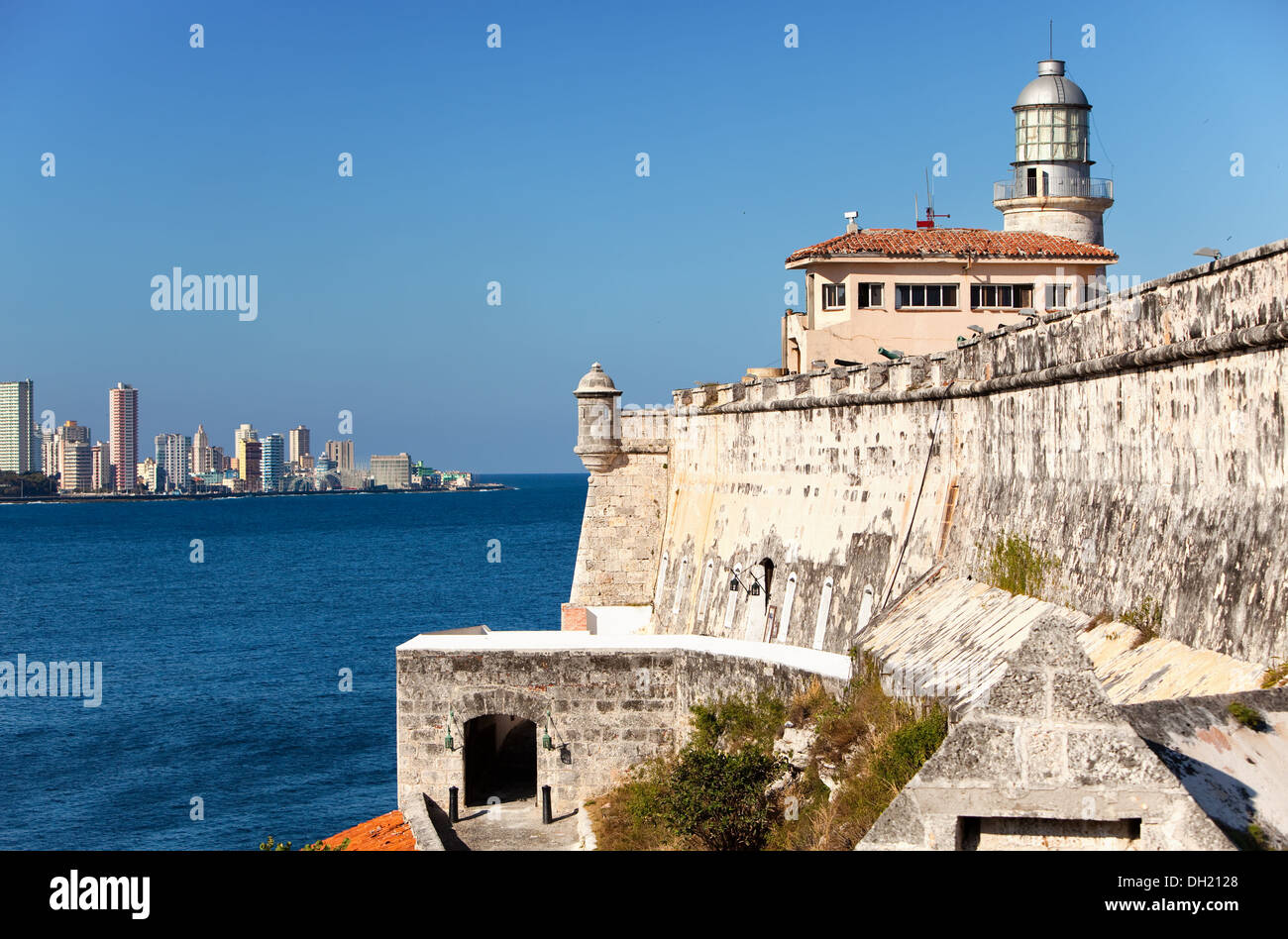 La Havane. Vue de la vieille ville à travers la baie de Morro de forteresse. Banque D'Images