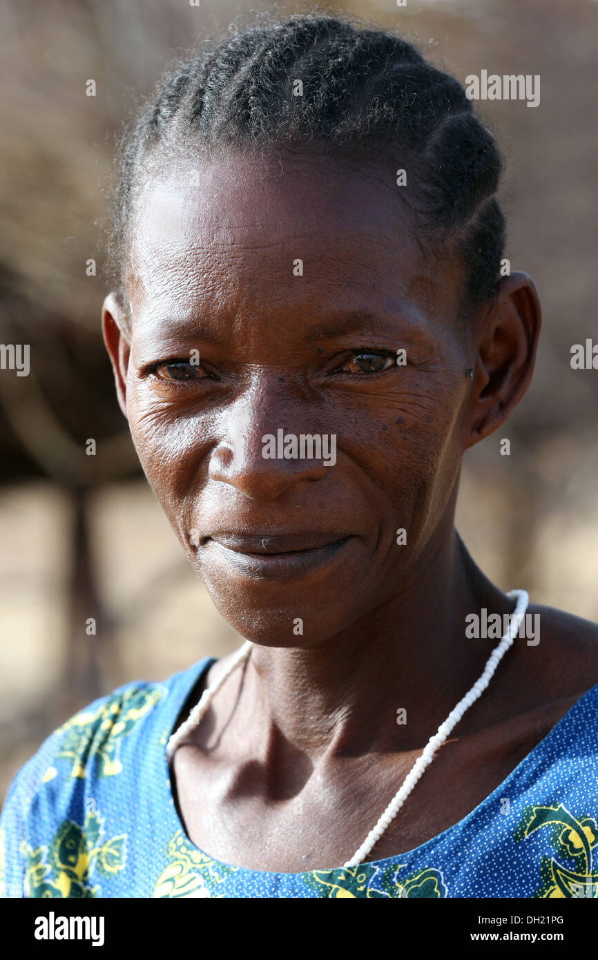 Portrait d'une femme peule dans le nord du Burkina Faso Banque D'Images