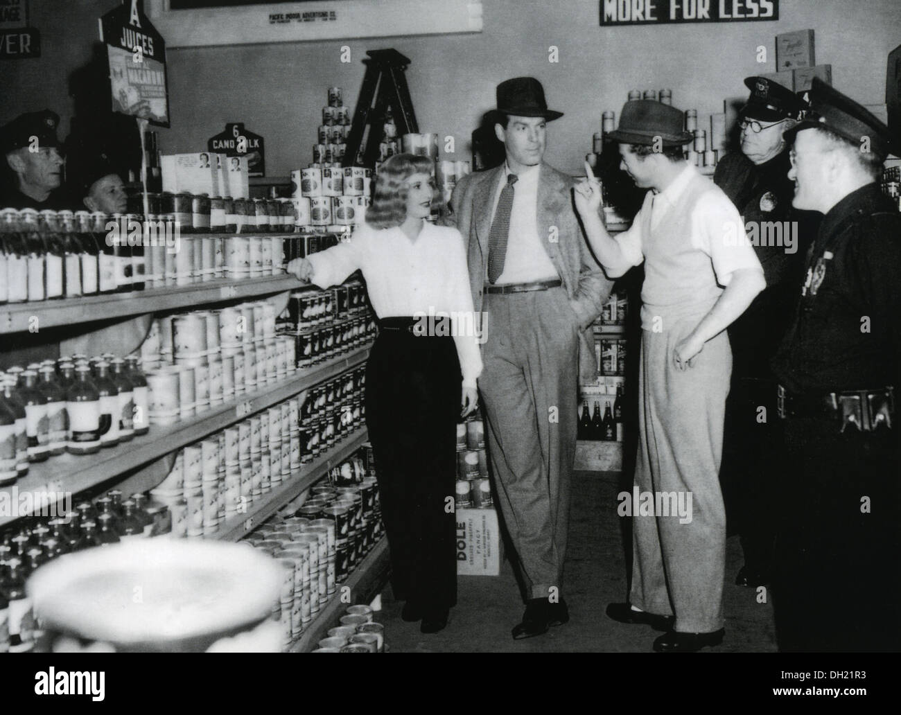 DOUBLE INDEMNITÉ 1944 Paramount film avec Barbara Stanwyck et Fred MacMurray étant réalisé par Billy Wilder dans les manches de chemise Banque D'Images