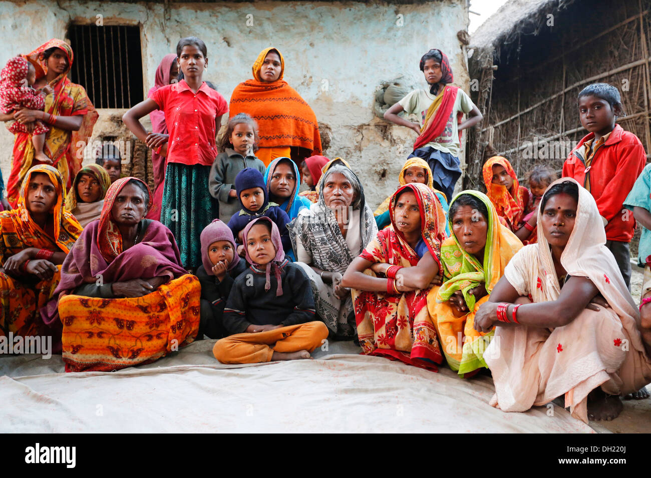 Rassemblement de la communauté du village pour une rencontre avec un organisme d'aide, près de Rajbiraj, région du Teraï, Népal, Asie Banque D'Images