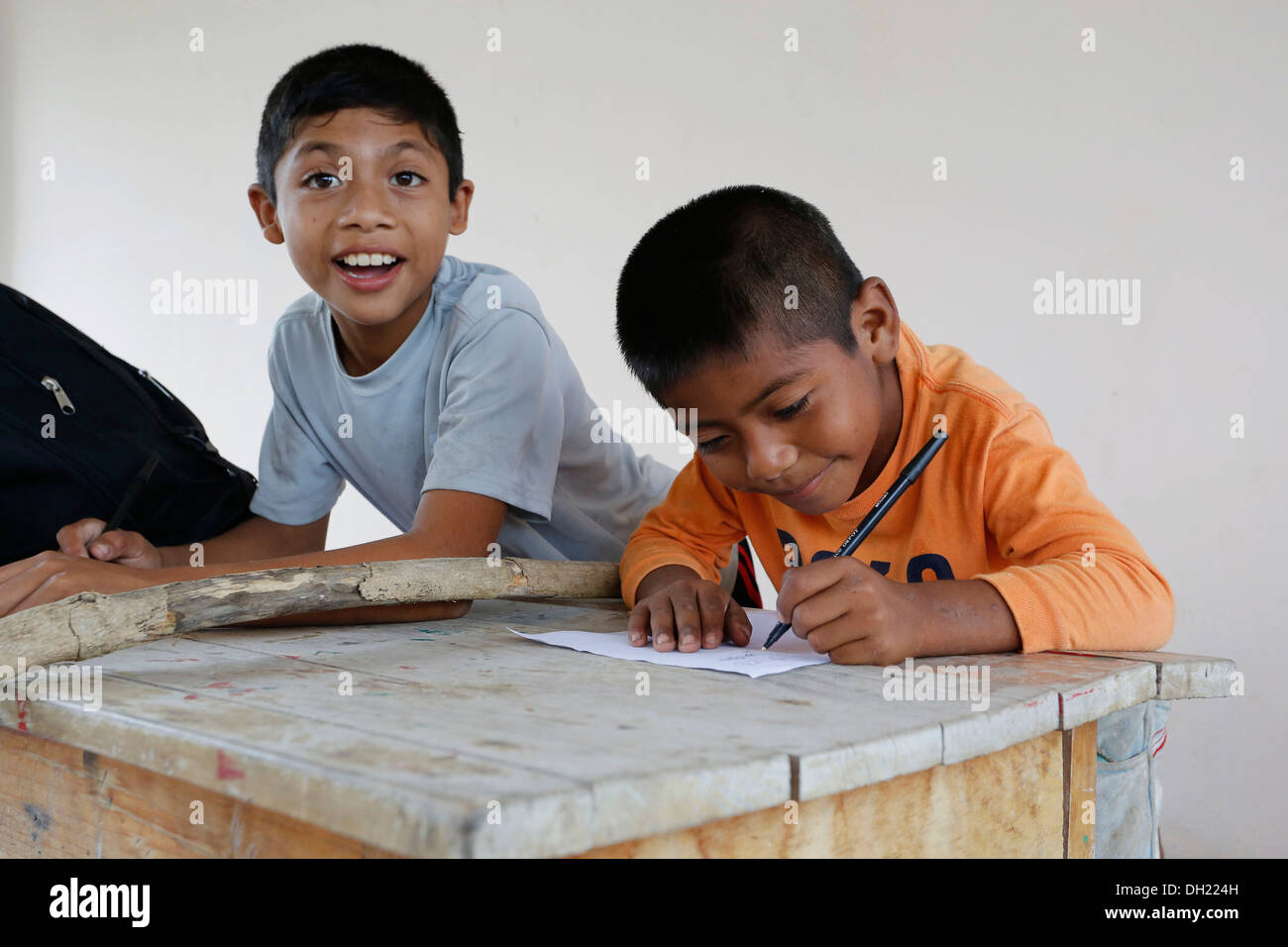 Deux garçons de l'école à l'école, Chanero Rio, Provinz Jonuta, Tabasco, Mexique Banque D'Images