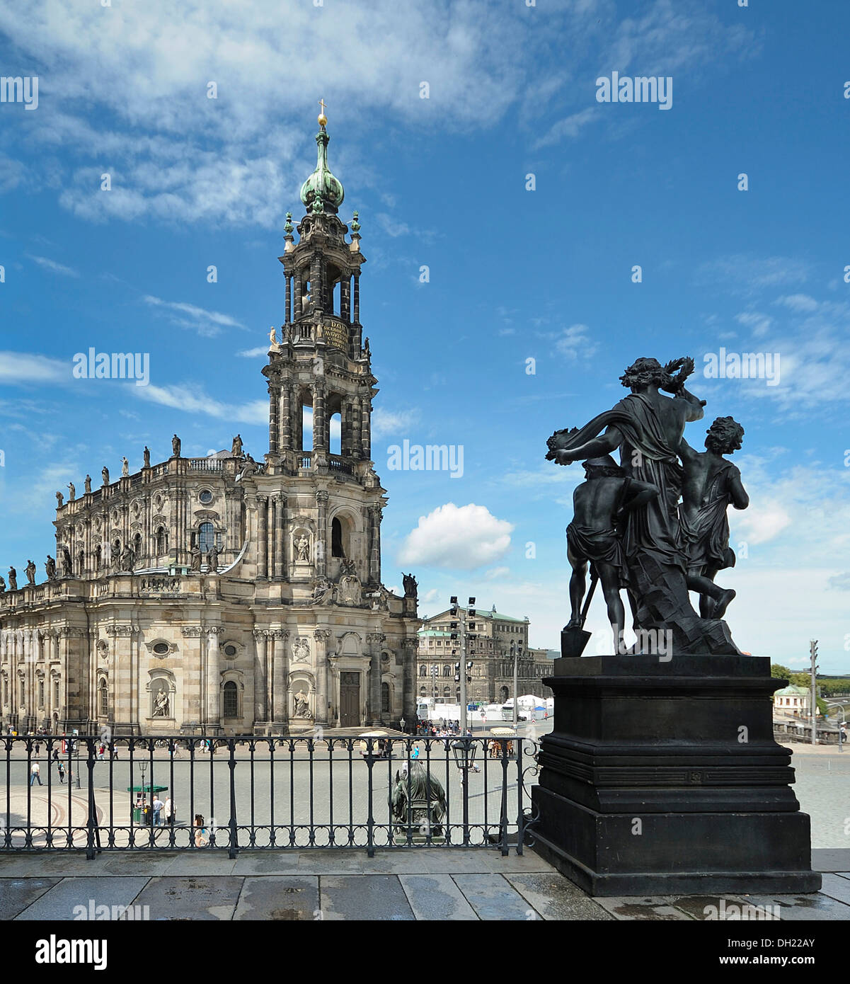 L'église Hofkirche et sculpture 'Der Morgen', Dresde, Saxe Banque D'Images