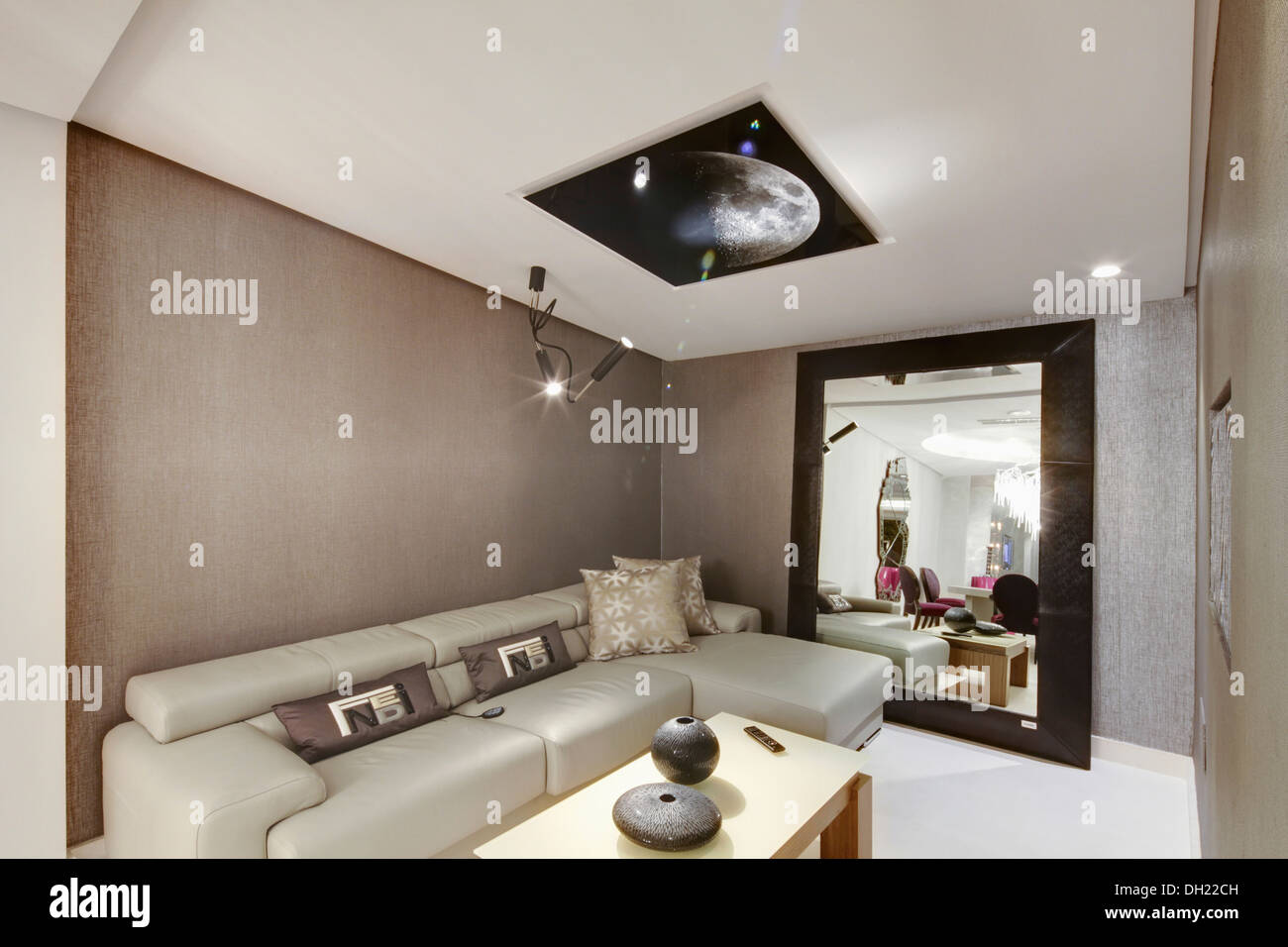 Photo sur le plafond au-dessus d'un canapé en cuir blanc dans l'Espagnol  moderne, salle de séjour avec grand miroir Photo Stock - Alamy