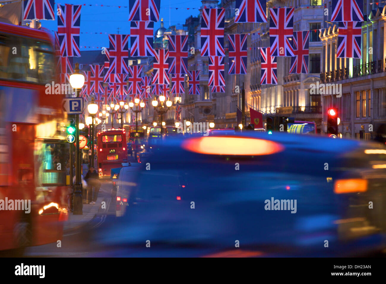 Regent Street à l'Union Jack drapeaux, Londres, Angleterre. Banque D'Images