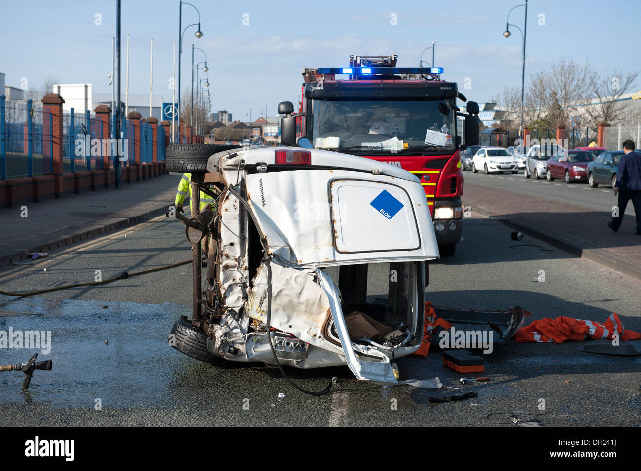 Van a renversé accident de voiture Accident RTC RTA Fire Banque D'Images