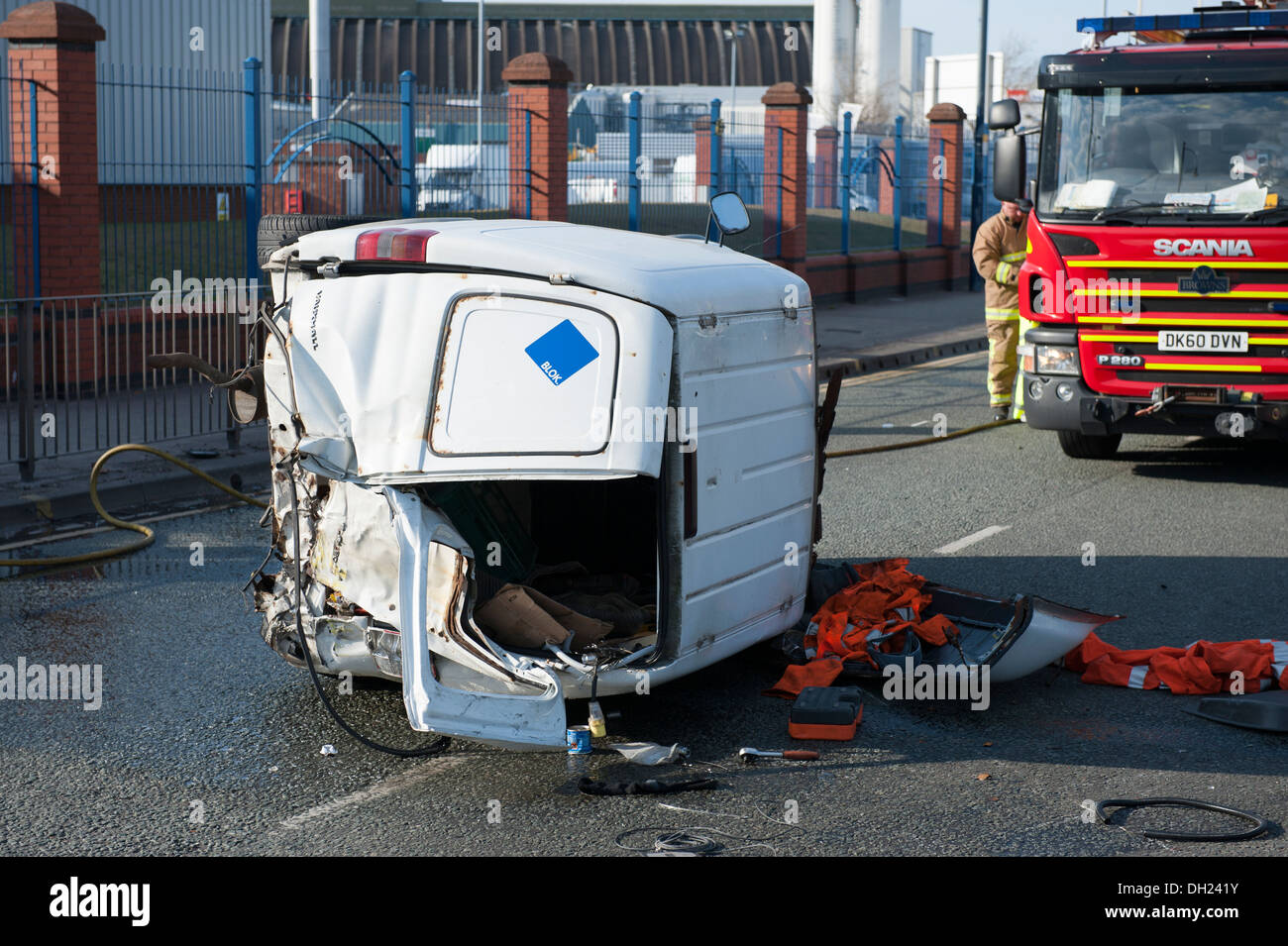 Van a renversé accident de voiture Accident RTC RTA Fire Banque D'Images