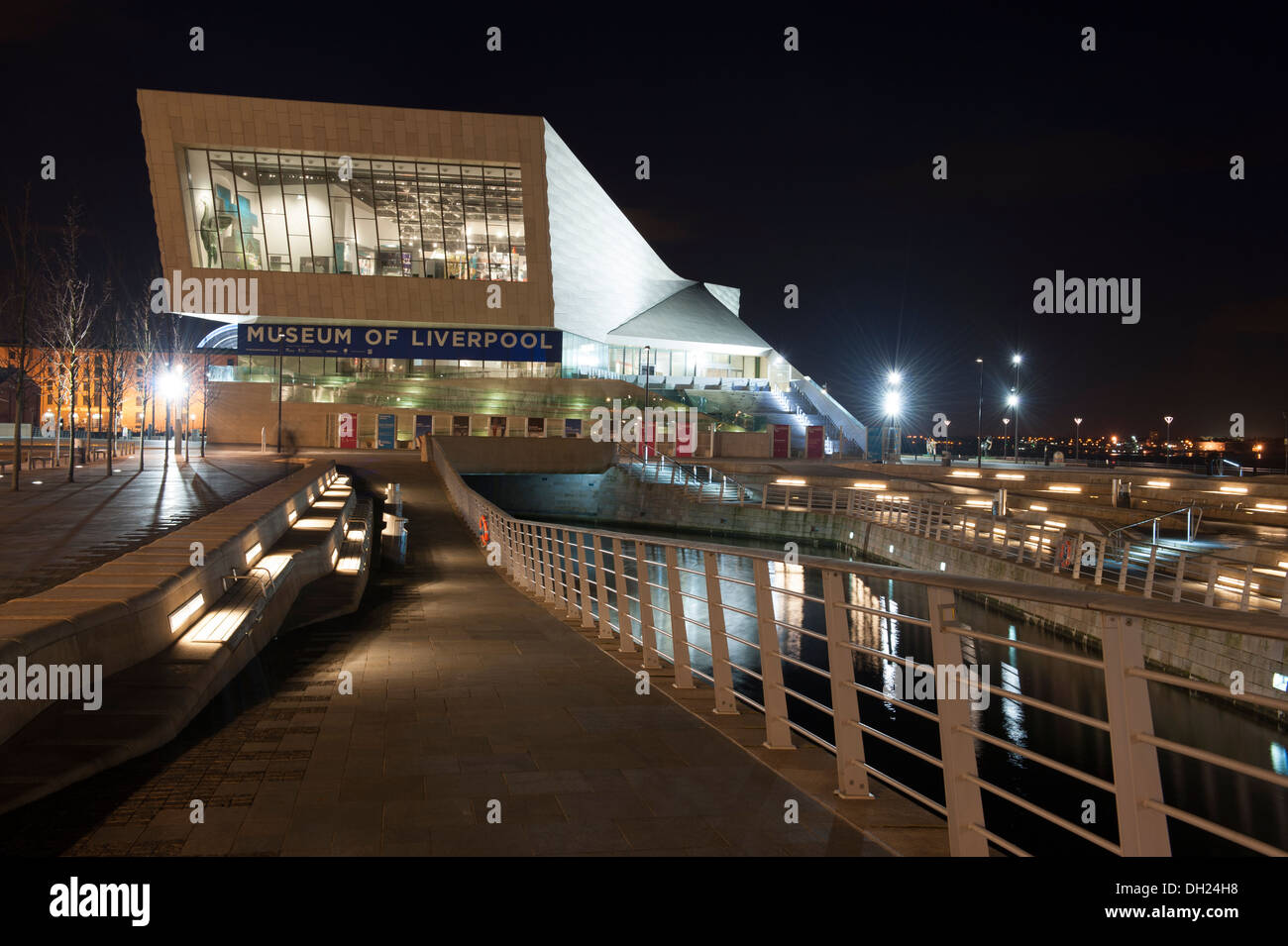 Nouveau Musée de Liverpool dans la nuit Banque D'Images