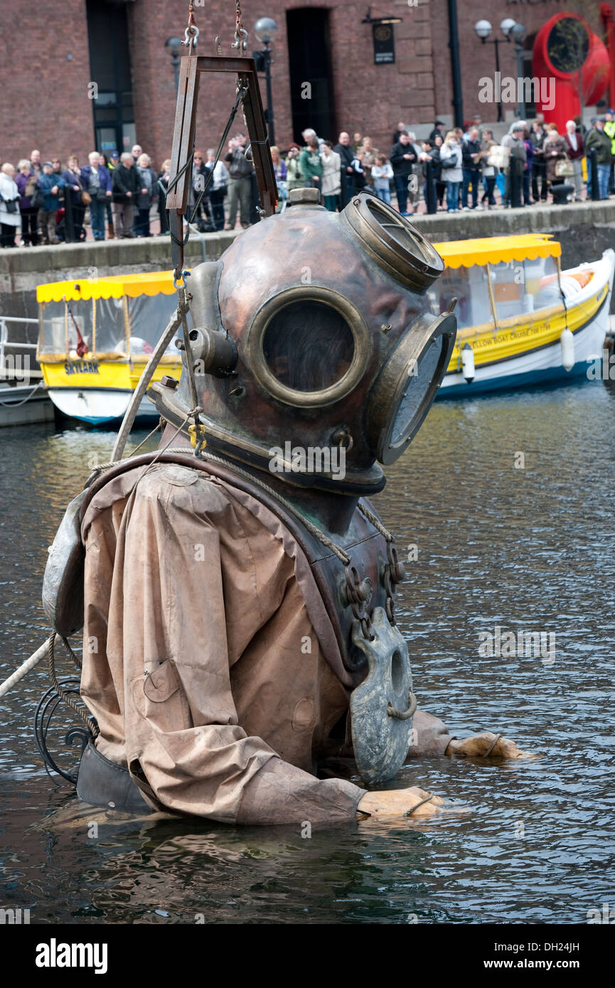 Mannequin grande combinaison de plongée plongeur laiton ancien Banque D'Images
