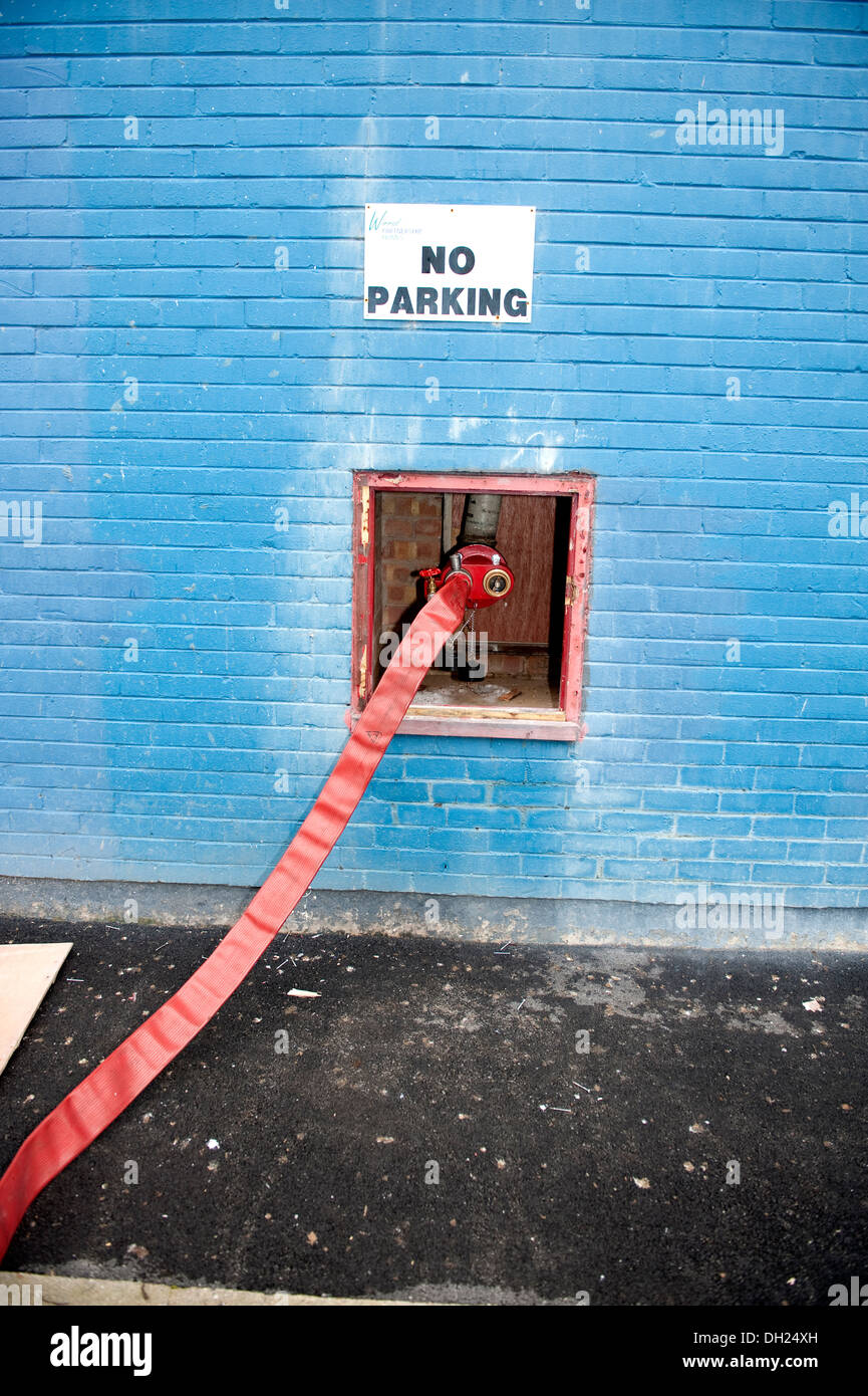 Le tuyau d'incendie de la vanne d'entrée de montage à sec dans un bâtiment flexible Banque D'Images