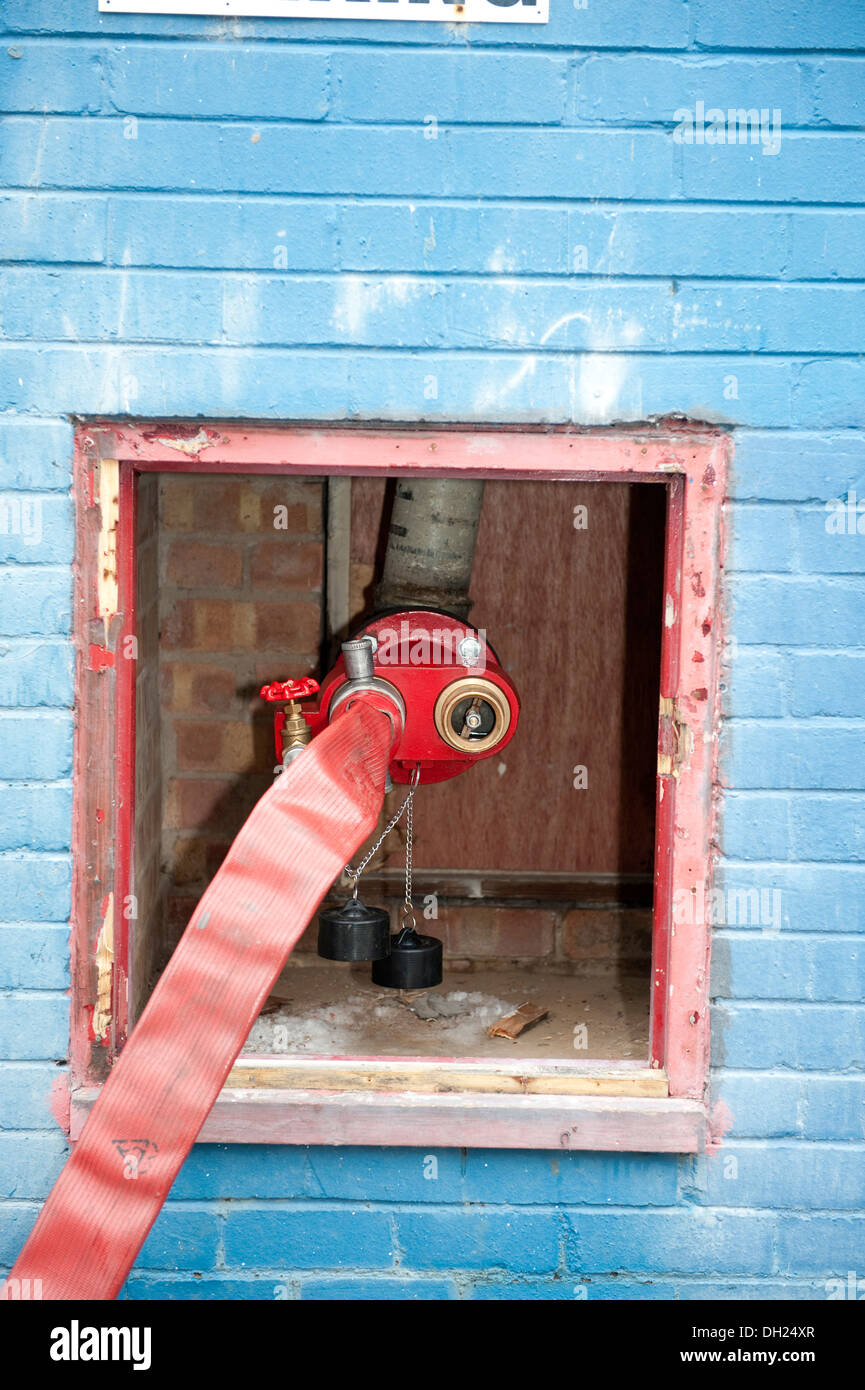 Le tuyau d'incendie de la vanne d'entrée de montage à sec dans un bâtiment flexible Banque D'Images