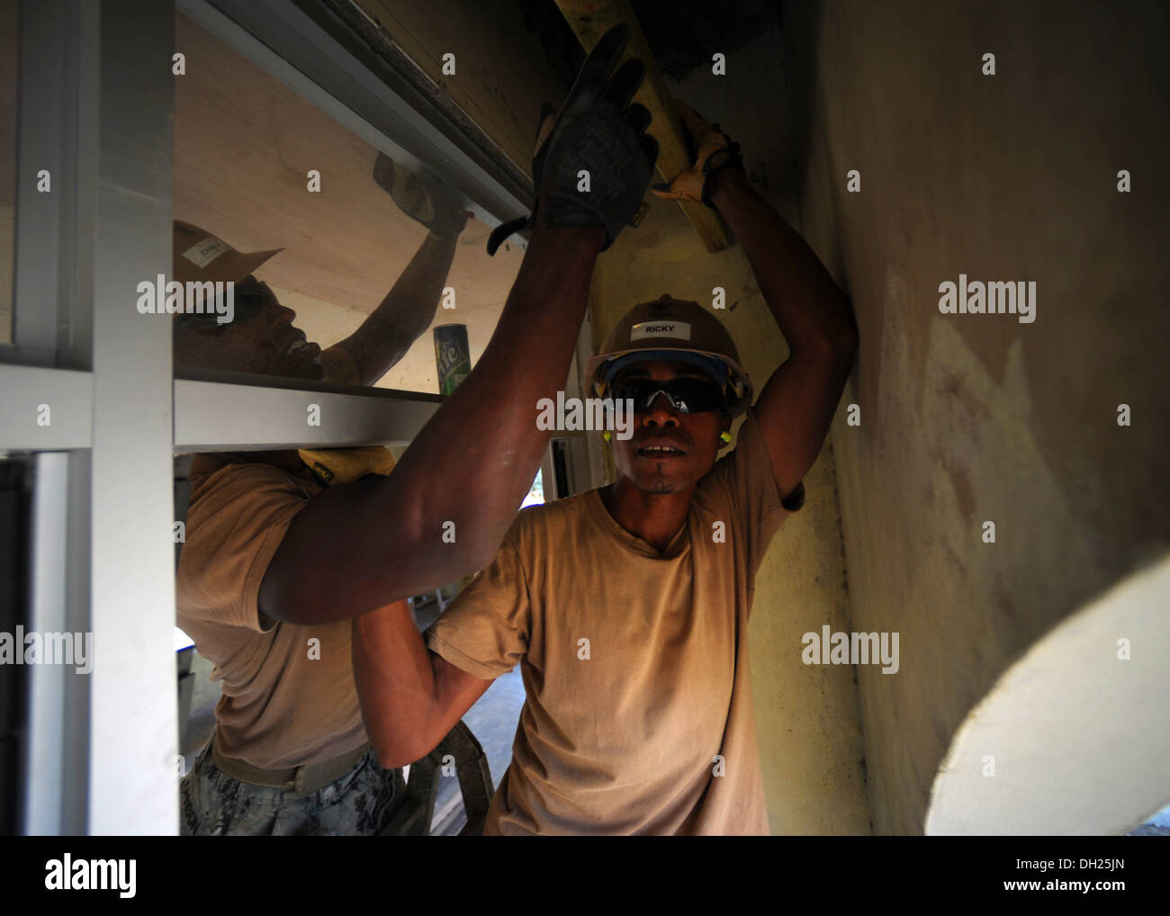 DILI, Timor-Leste - (oct. 25, 2013) à Dili, Timor-Leste, Salvador local "Ricky" Dos Santos, droit, aide U.S. Navy Seabee Steelwor Banque D'Images