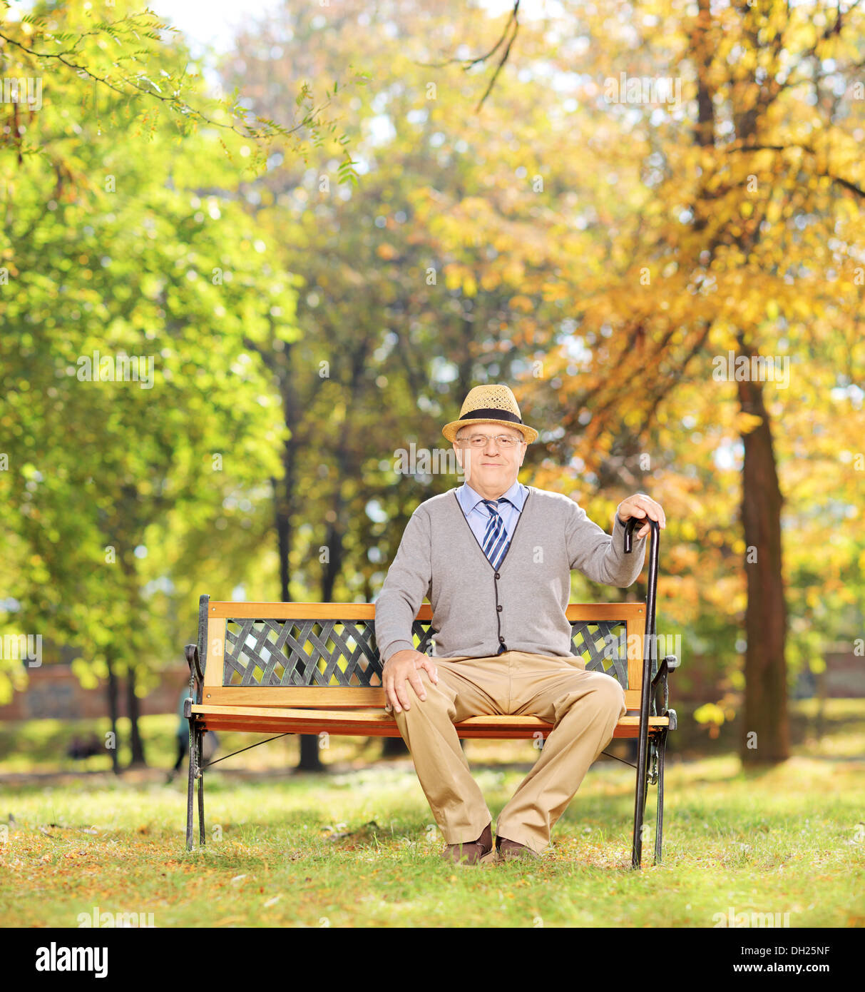 La haute atmosphère assis sur un banc en bois dans un parc Banque D'Images