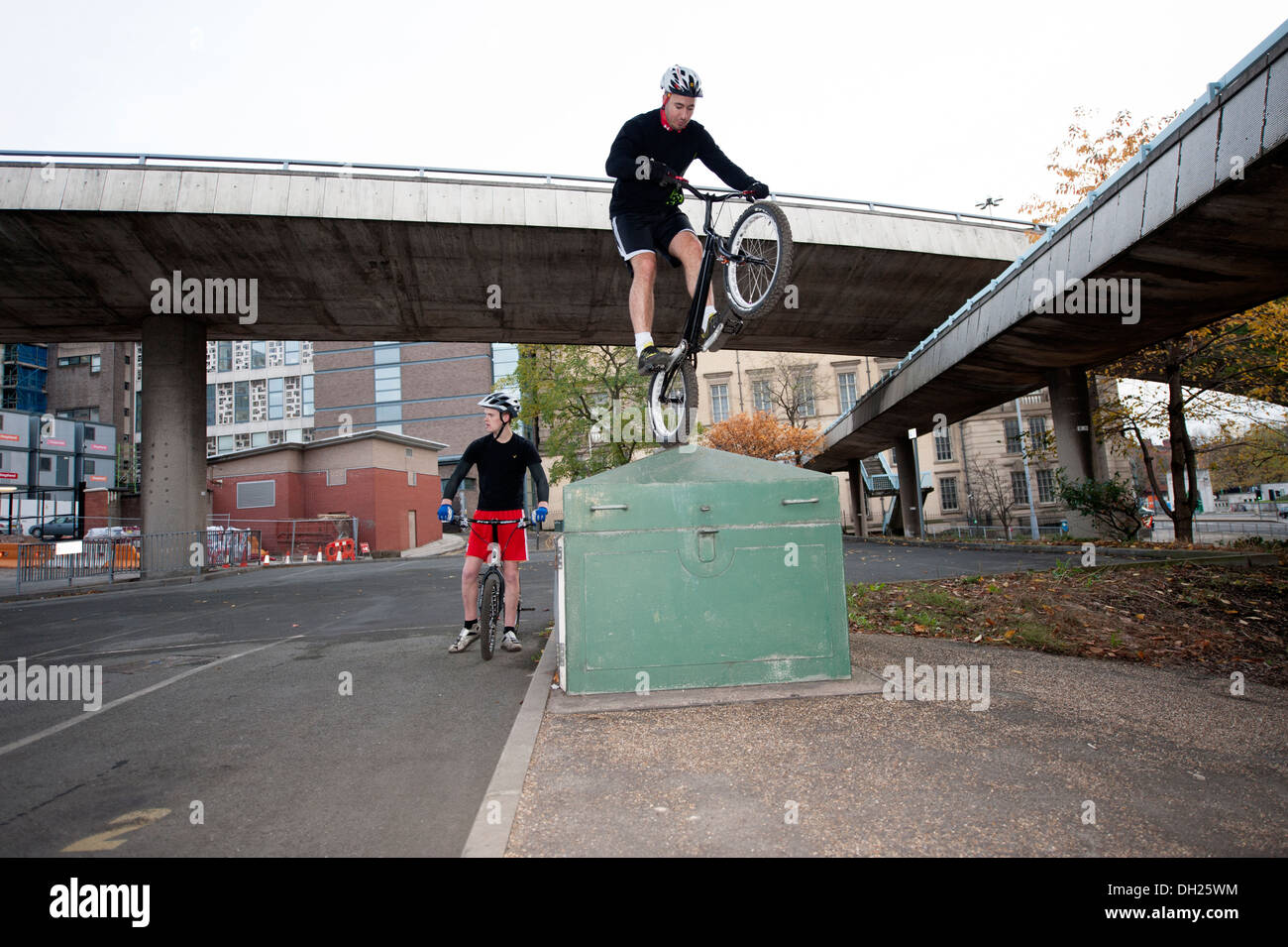 Adolescent urbain stunt bike d'équilibre précaire Banque D'Images