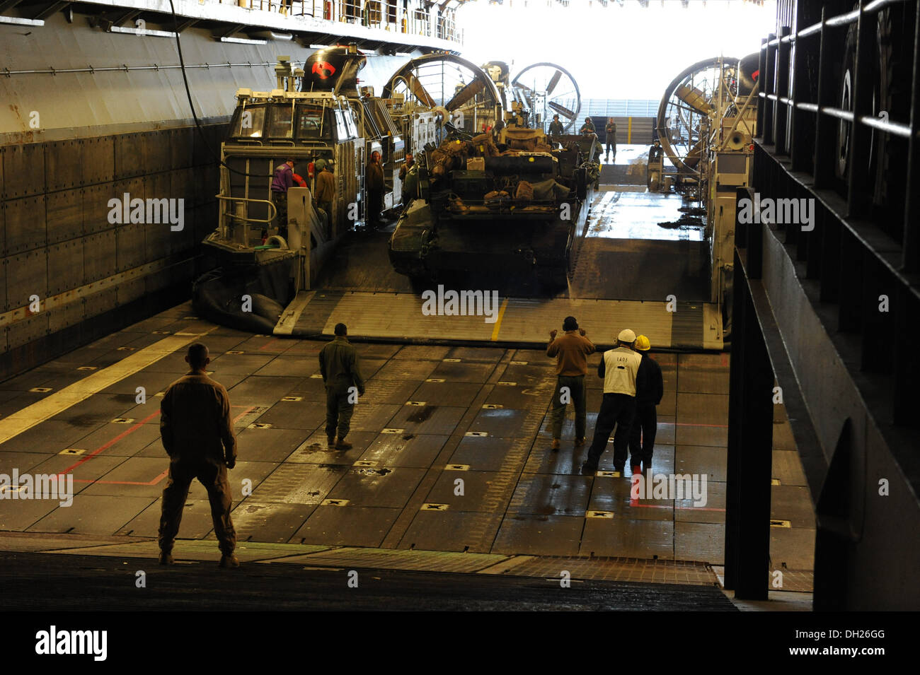 Marins et soldats décharger un M1A1 char de combat principal d'un landing craft air cushion (LCAC) à bord de l'amphibie polyvalent Banque D'Images