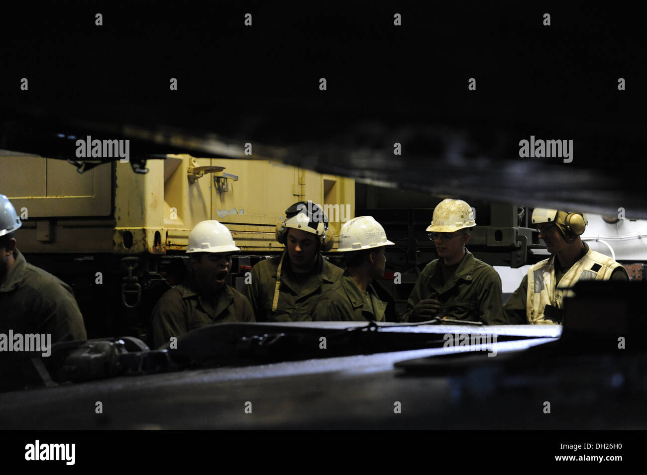 Les Marines font leur chemin à un débriefing après le déchargement d'une M1A1 char de combat principal d'un landing craft air cushion (LCAC) à bord du Banque D'Images