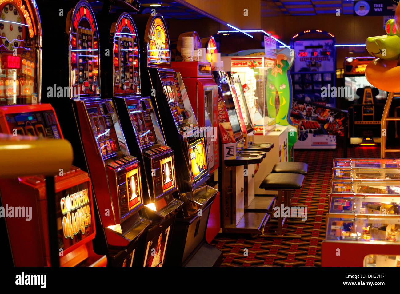 Un bras de bandits et les machines de jeu dans une arcade à Weston super Mare, North Somerset, Octobre 2013 Banque D'Images