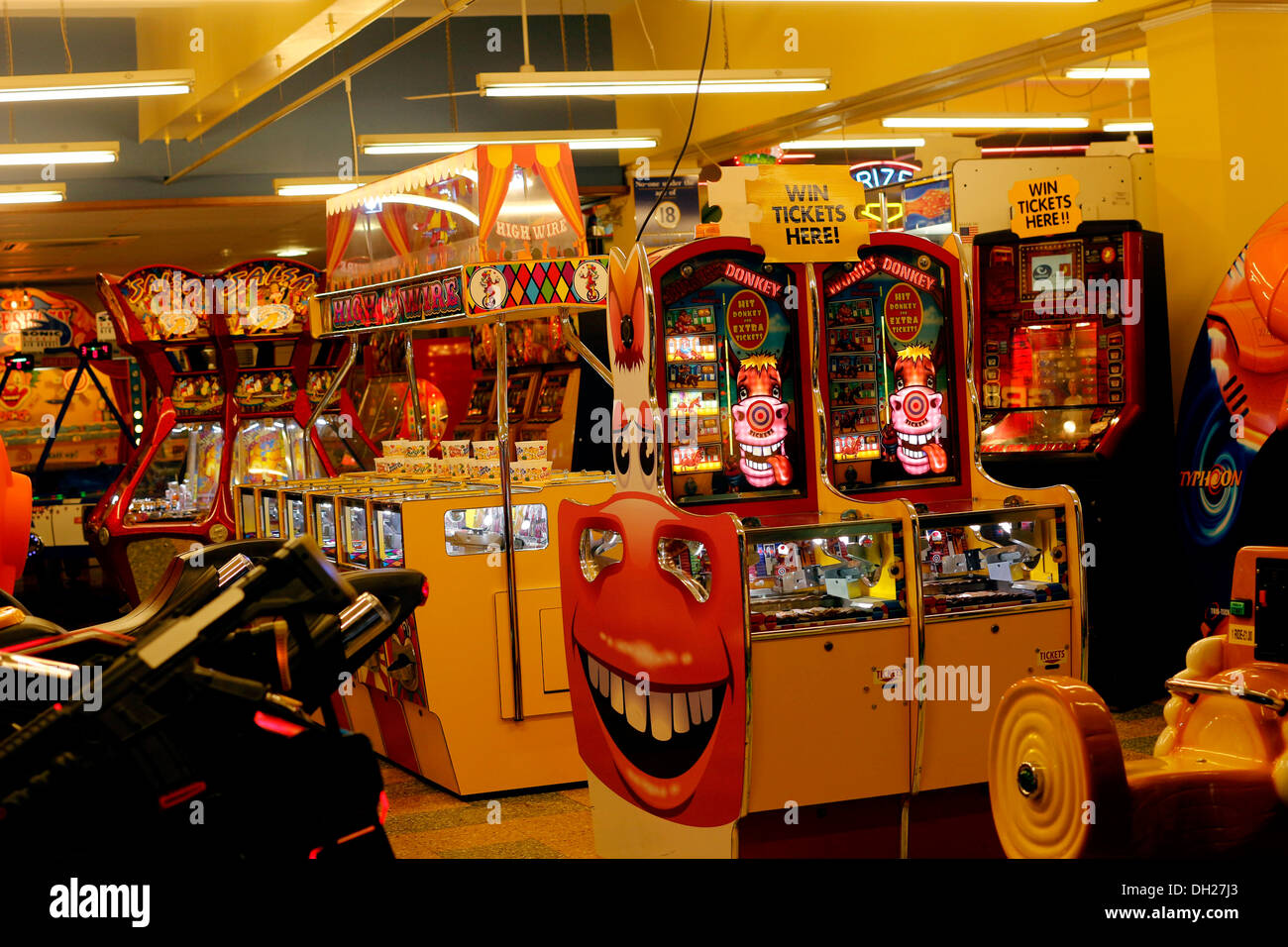 Un bras de bandits et les machines de jeu dans une arcade à Weston super Mare, North Somerset, Octobre 2013 Banque D'Images