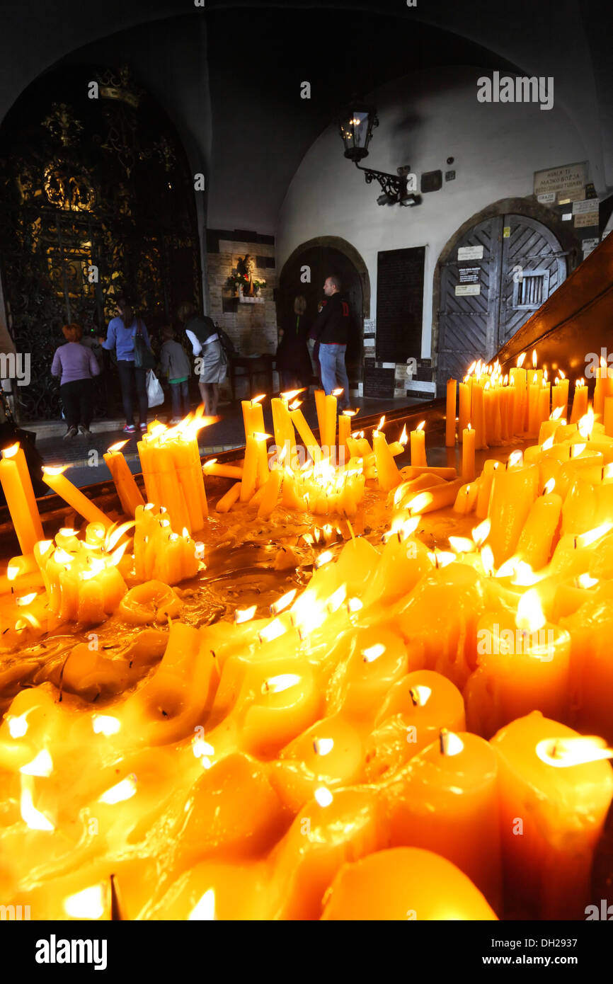 Zagreb, l'établissement Stone Gate. Bougies dans Stone Gate La porte est de la ville médiévale de Gradec. Banque D'Images
