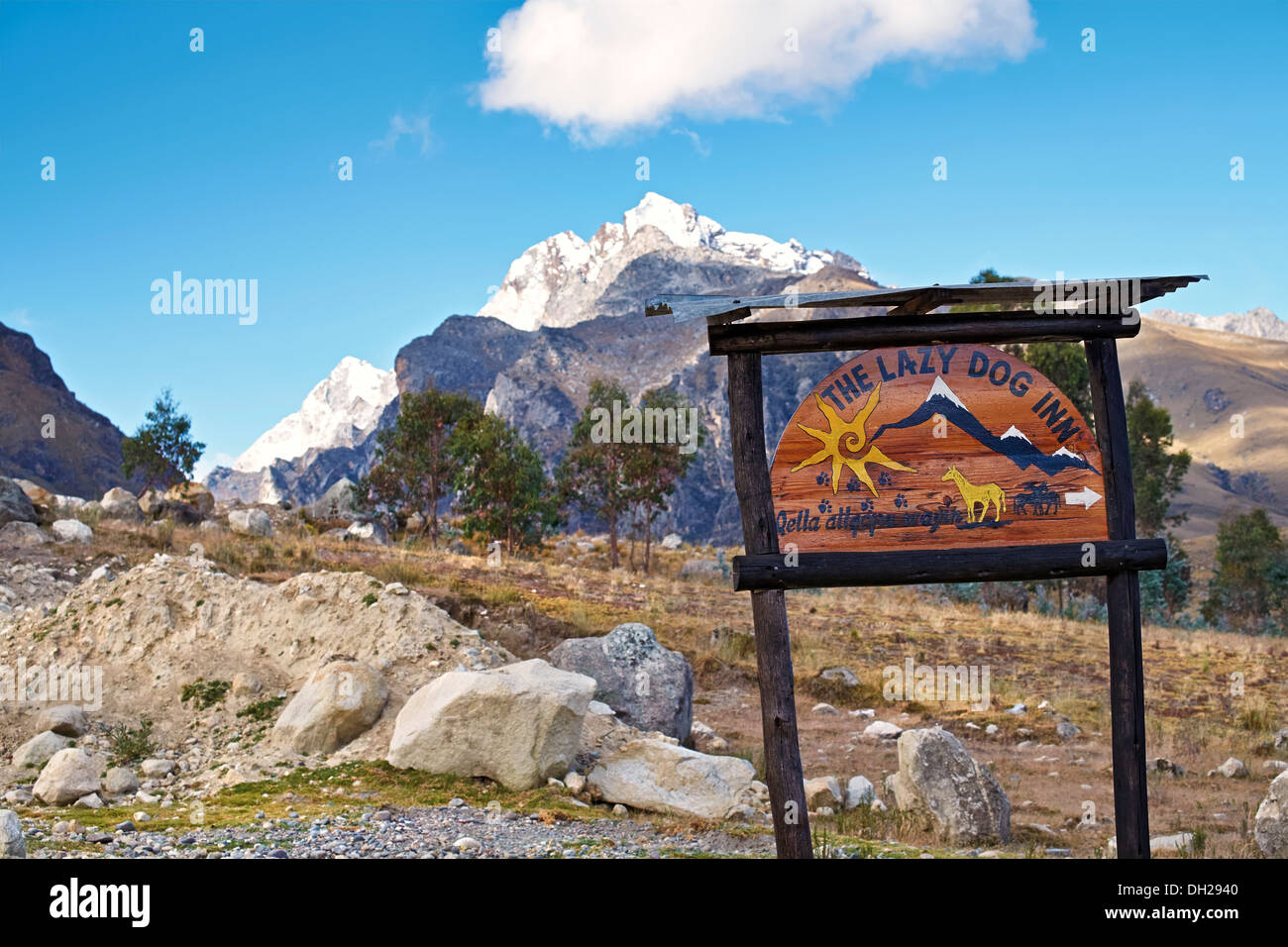 Lazy Dog Inn mountain retreat avec le sommet de Churup dans la distance, des Andes péruviennes, l'Amérique du Sud. Banque D'Images
