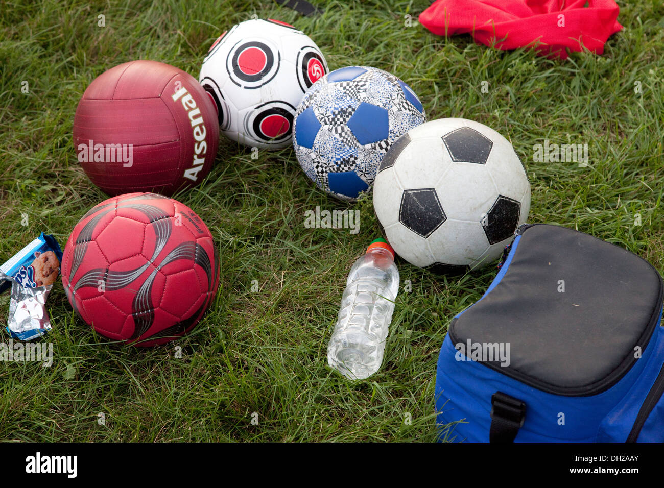 Divers ballons de soccer, allongé dans l'herbe. St Paul Minnesota MN USA Banque D'Images