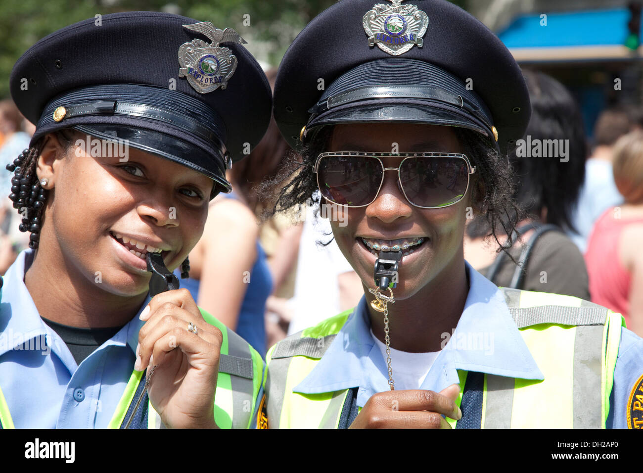 Deux professionnels de la police noir mesdames avec des sifflets de diriger la circulation au Grand Old Day Festival St Paul Minnesota MN USA Banque D'Images