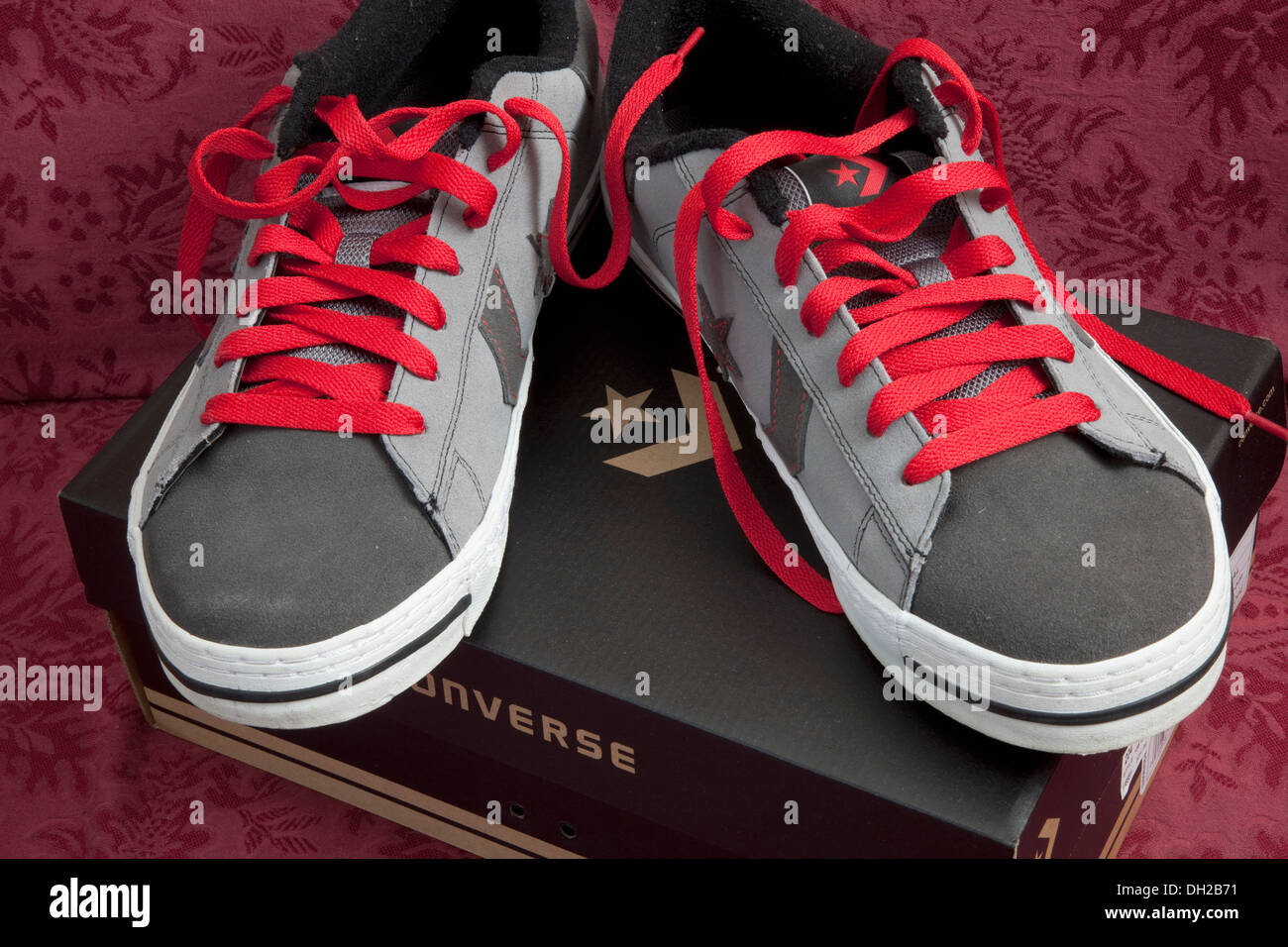 Photographes Converse All Star chaussures avec lacets rouges sur boîte d'origine. St Paul Minnesota MN USA Banque D'Images