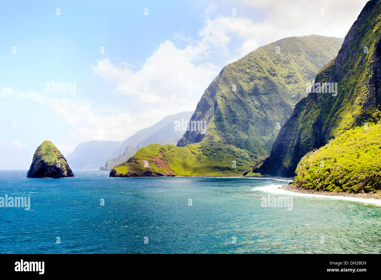La mer du Nord Les falaises de Molokai, Hawaï vue depuis le Parc historique national de Kalaupapa. Site de la colonie de lépreux Banque D'Images
