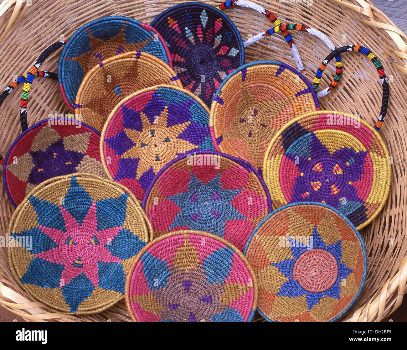 Souvenirs de paniers tissés sur le marché de l'artisanat swazi, Mbabane, district de Hhohho, Eswatini (Swaziland) Banque D'Images