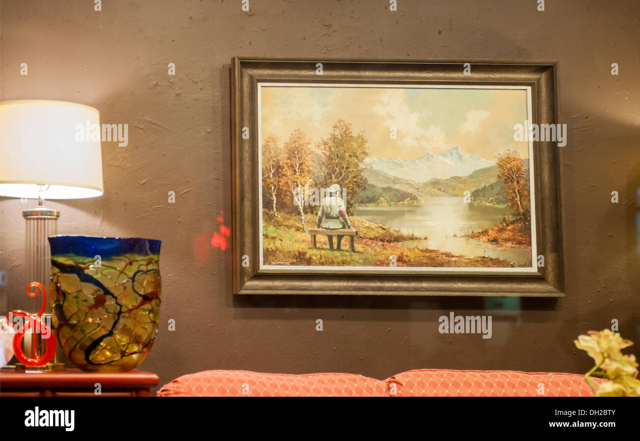 NY, NY, USA. 29 Oct, 2013. Banksy fans affluent au Housing Works Thrift Shop dans le quartier de Gramercy Park New York le mardi, Octobre 29, 2013 pour voir "la banalité de la banalité du mal" la vingt-neuvième tranche de l'art graffiti de Banksy, l'œuvre d'art est un magasin d'épargne peinture d'une scène pastorale avec un Nazi figure peinte en et puis re-donné au magasin d'épargne. © Richard Levine/Alamy Live News Banque D'Images