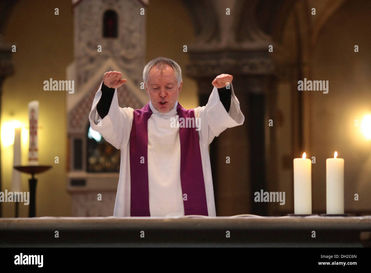 Priet, Le Père Johannes Stein, le mercredi des cendres des artistes dans le Herz-Jesu-Kirche, église du Sacré-Cœur, Coblence Banque D'Images