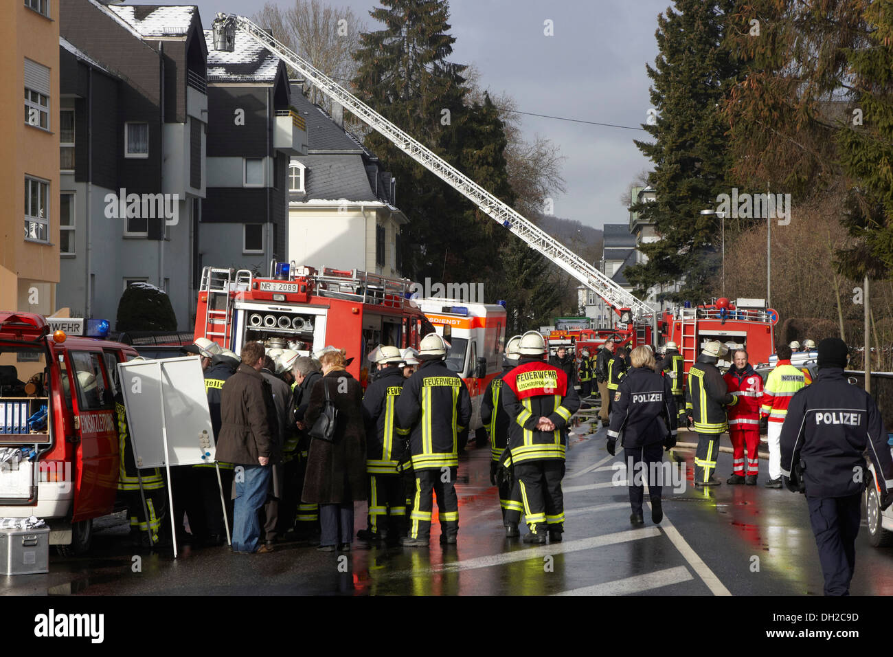 Opération pompier, après l'incendie d'une maison à Linz, Rhénanie-Palatinat Banque D'Images