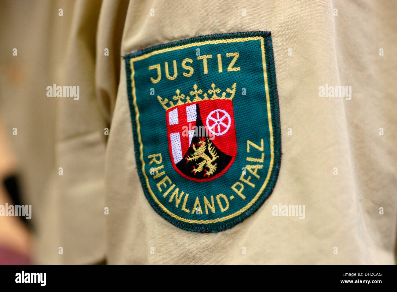 Sur la crête de l'uniforme d'un agent de l'autorité judiciaire, le Tribunal de District de Trèves, Trèves, Rhénanie-Palatinat Banque D'Images
