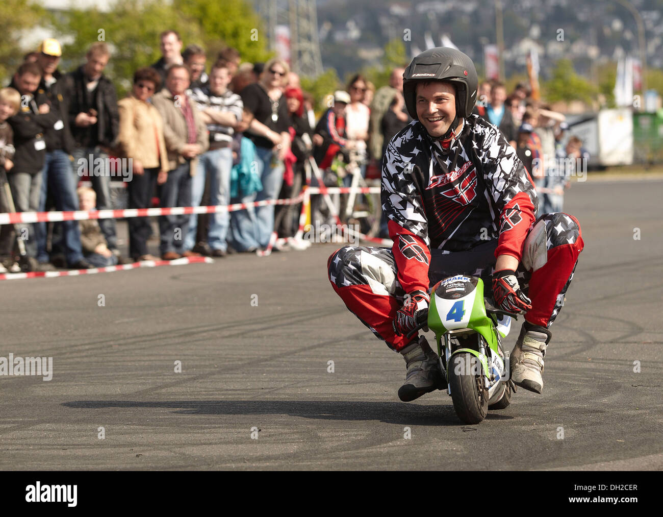 Stuntman Mike Auffenberg moto équitation un pocket bike, Koblenz, Rhénanie-Palatinat Banque D'Images