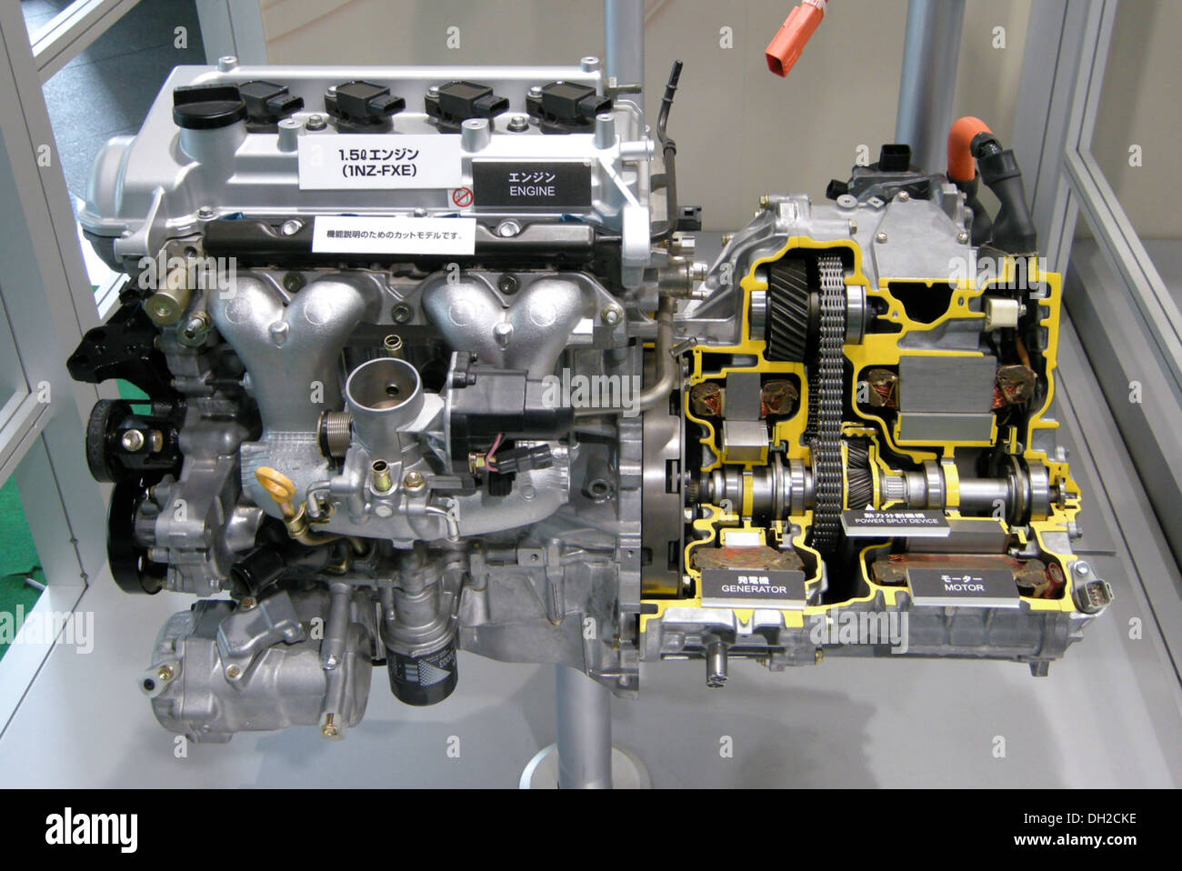 Le moteur Toyota 1NZ-FXE est un moteur hybride 1,5L en ligne 4 couramment utilisé dans les véhicules hybrides de Toyota, comme la Prius. Reconnue pour son rendement énergétique et ses faibles émissions, elle est un élément clé de la technologie hybride de Toyota, contribuant ainsi à l’offre de véhicules écologiques de l’entreprise. Banque D'Images