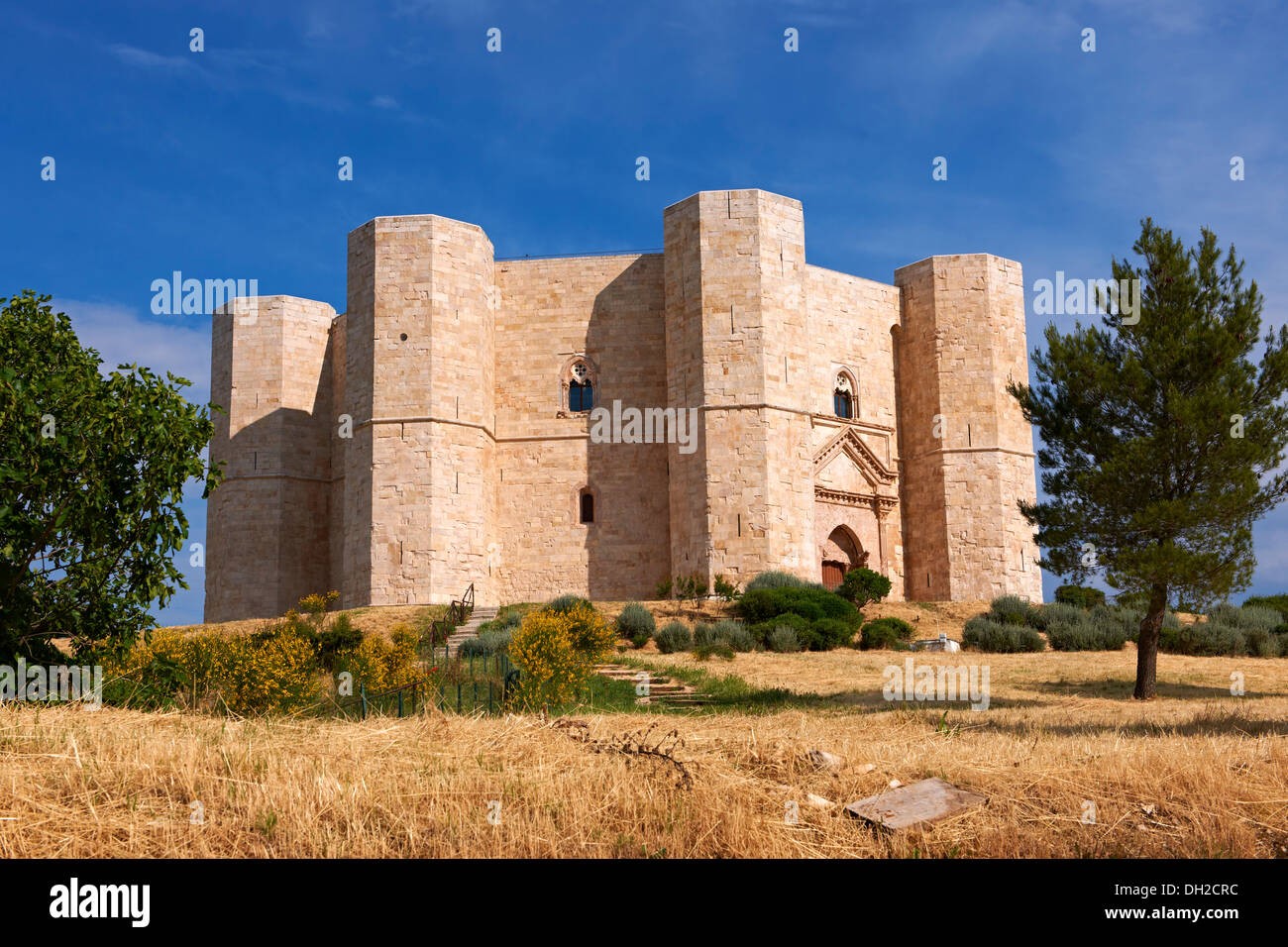 La cité médiévale château octogonal Castel del Monte, construit par  l'empereur Frédéric II dans le 1240's près de Andria dans les Pouilles ,  Italie Photo Stock - Alamy