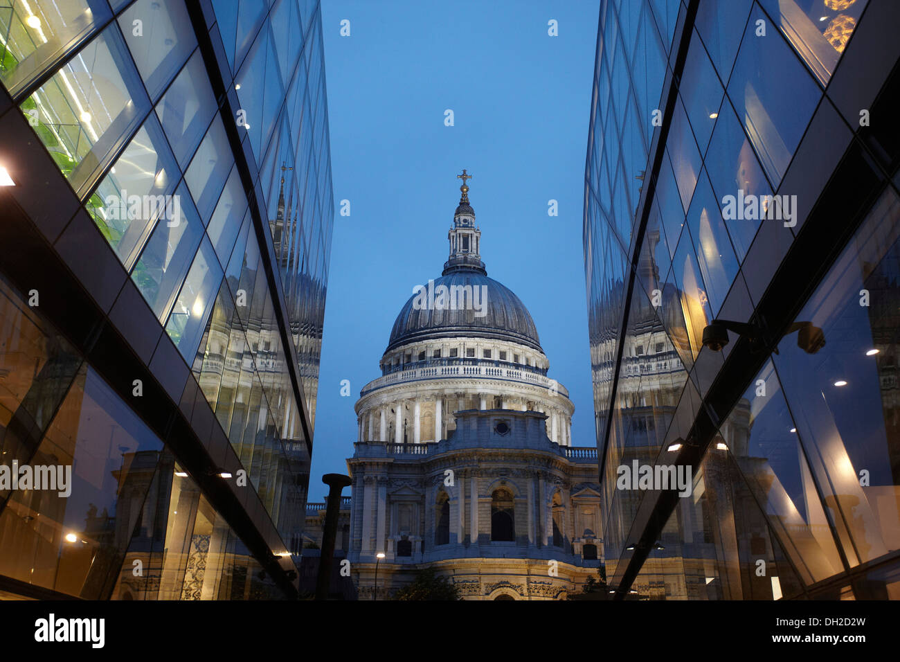 La Cathédrale St Paul et un centre commercial, un nouveau centre commercial, Londres, Angleterre, Royaume-Uni, Europe Banque D'Images