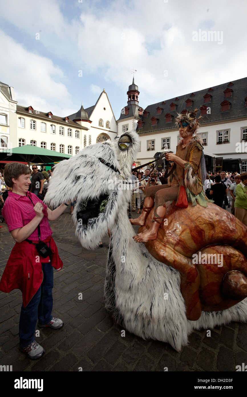 Escargot géant, sur la place du festival Gauklerfest Jesuitenplatz, Koblenz, Rhénanie-Palatinat Banque D'Images