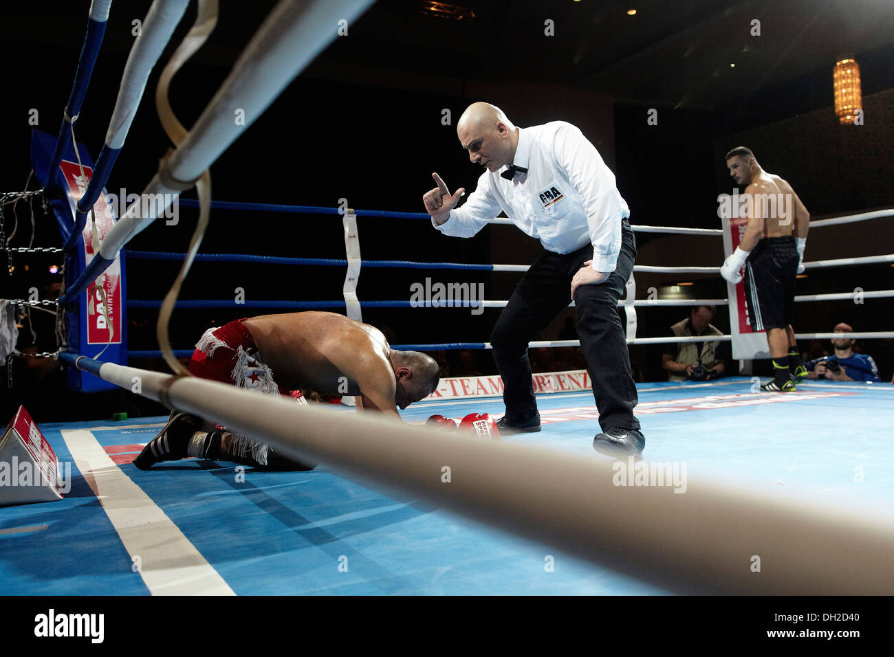 Match de boxe professionnelle, arbitre comptant Köksal Orduhan, lutte entre l'ENAD Licina Köksal et Orduhan, Rhein-Mosel-Halle Banque D'Images